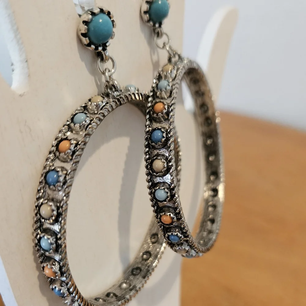 NWT'S - SHYANNE - Wildflower Bloom Silver Tone Hoop Stud Earrings